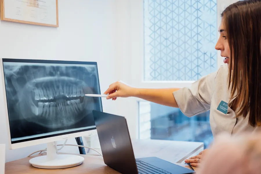 Valoración personalizada para determinar el precio de los implantes dentales en Gijón. Clínica Dental Peña