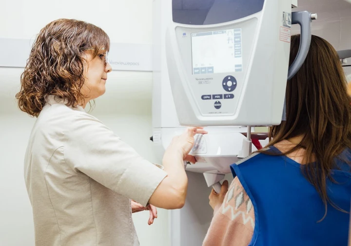 Diagnóstico previo al comienzo de un tratamiento de implantes dentales en Gijón en Clínica Dental Peña
