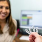 Cuidar los alineadores de ortodoncia invisible: paciente con alineador transparente en Clínica Dental Peña, Gijón